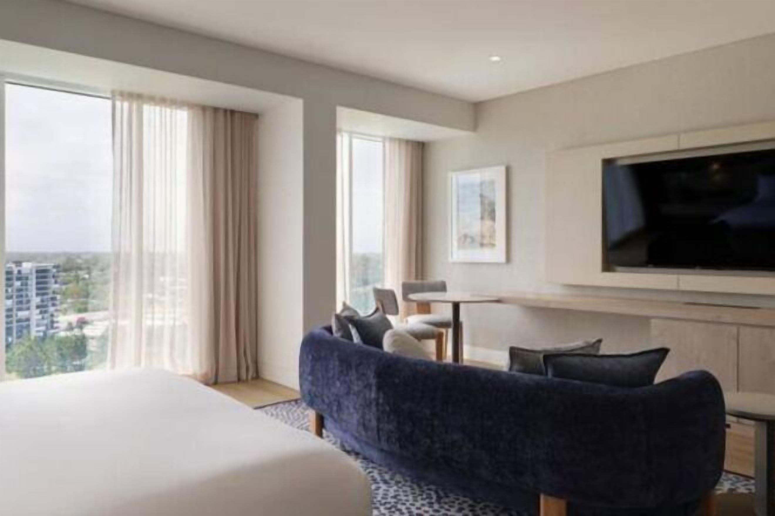 Camas con pillow-top, minibar y caja de seguridad en la habitación 