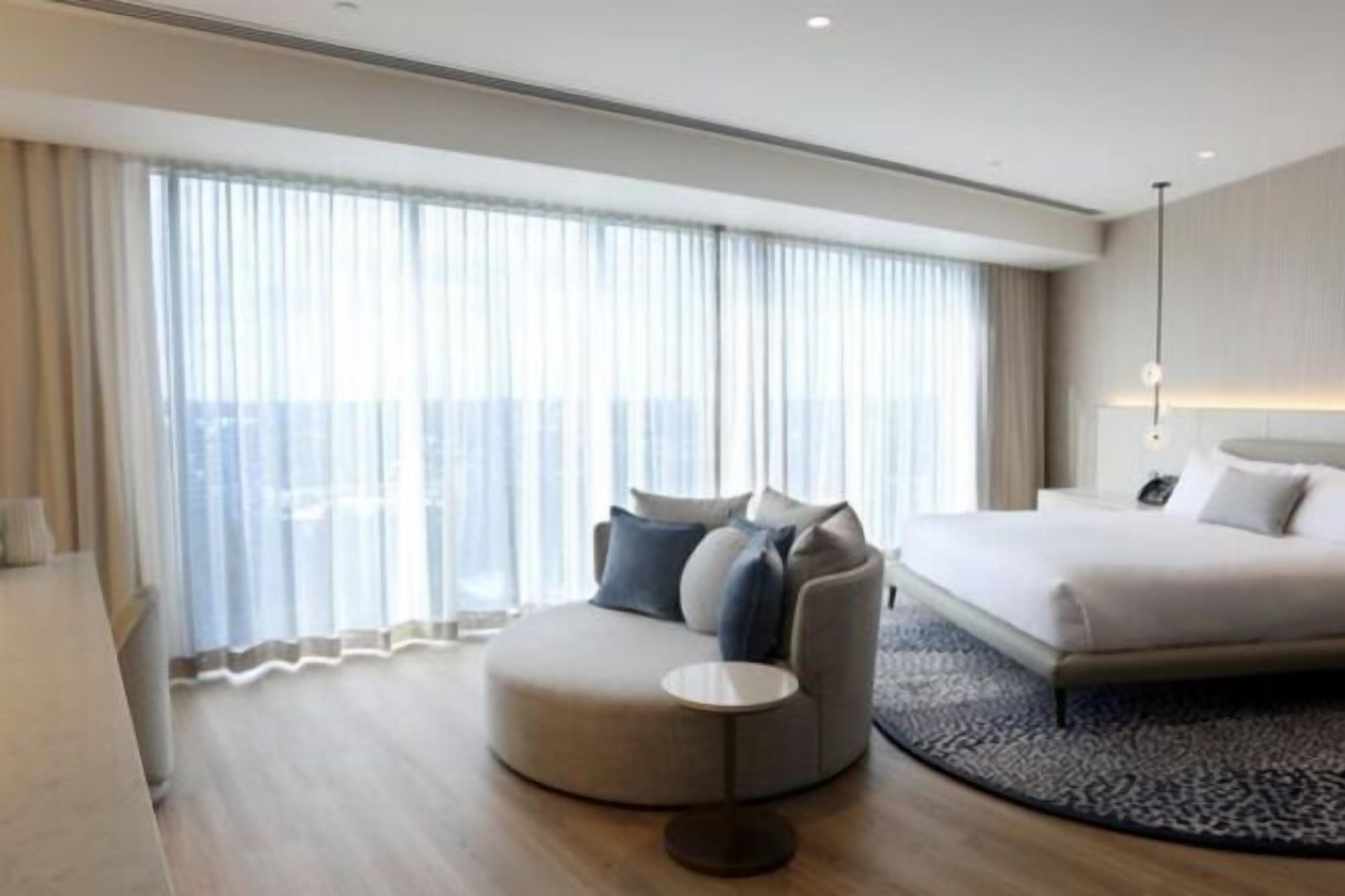 Camas con pillow-top, minibar y caja de seguridad en la habitación 