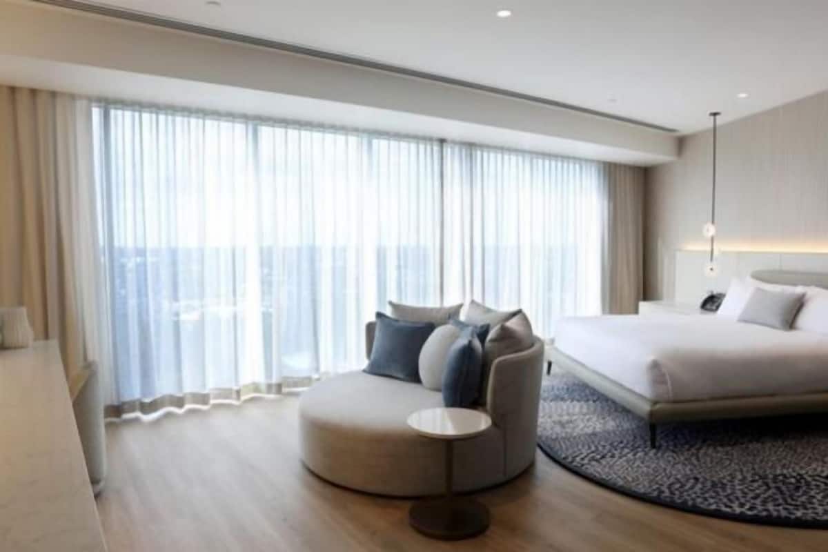 Camas con pillow-top, minibar y caja de seguridad en la habitación