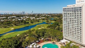 Un hôtel doté d’une piscine, d’un parcours de golf et offrant une vue sur les gratte-ciel de la ville.