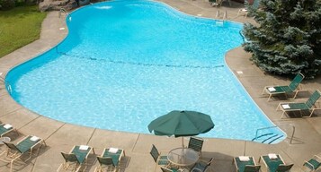 Piscina interna, piscina externa, espreguiçadeiras
