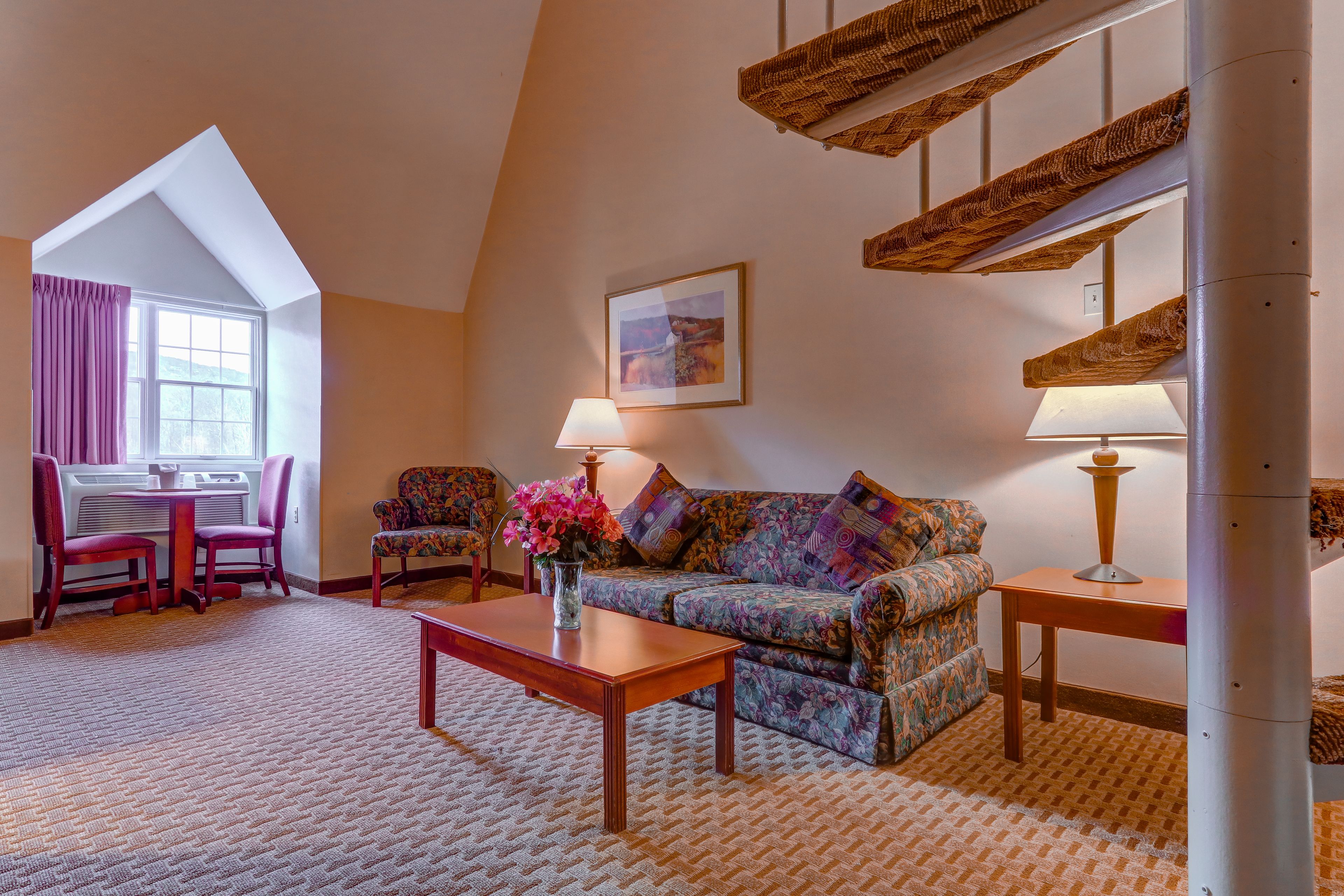 Loft supérieur, 1 très grand lit et 1 canapé-lit | Aire de séjour | Téléviseur à écran plat de 32 po avec télévision par satellite