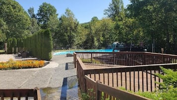 Una piscina techada, una piscina al aire libre