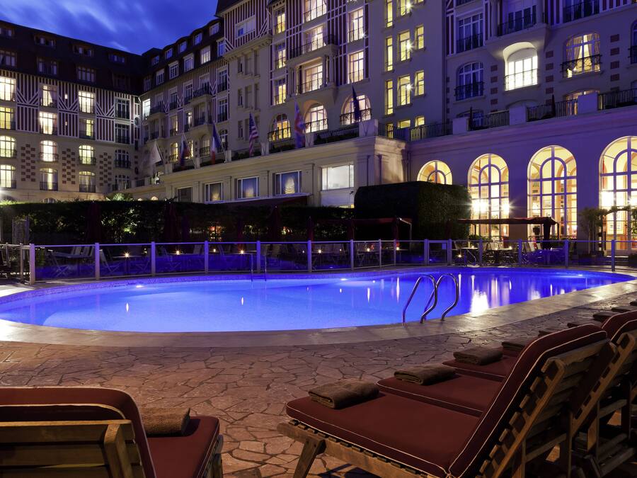 Piscina externa, guarda-sóis, espreguiçadeiras