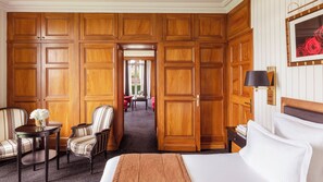 Ropa de cama de alta calidad y minibar 