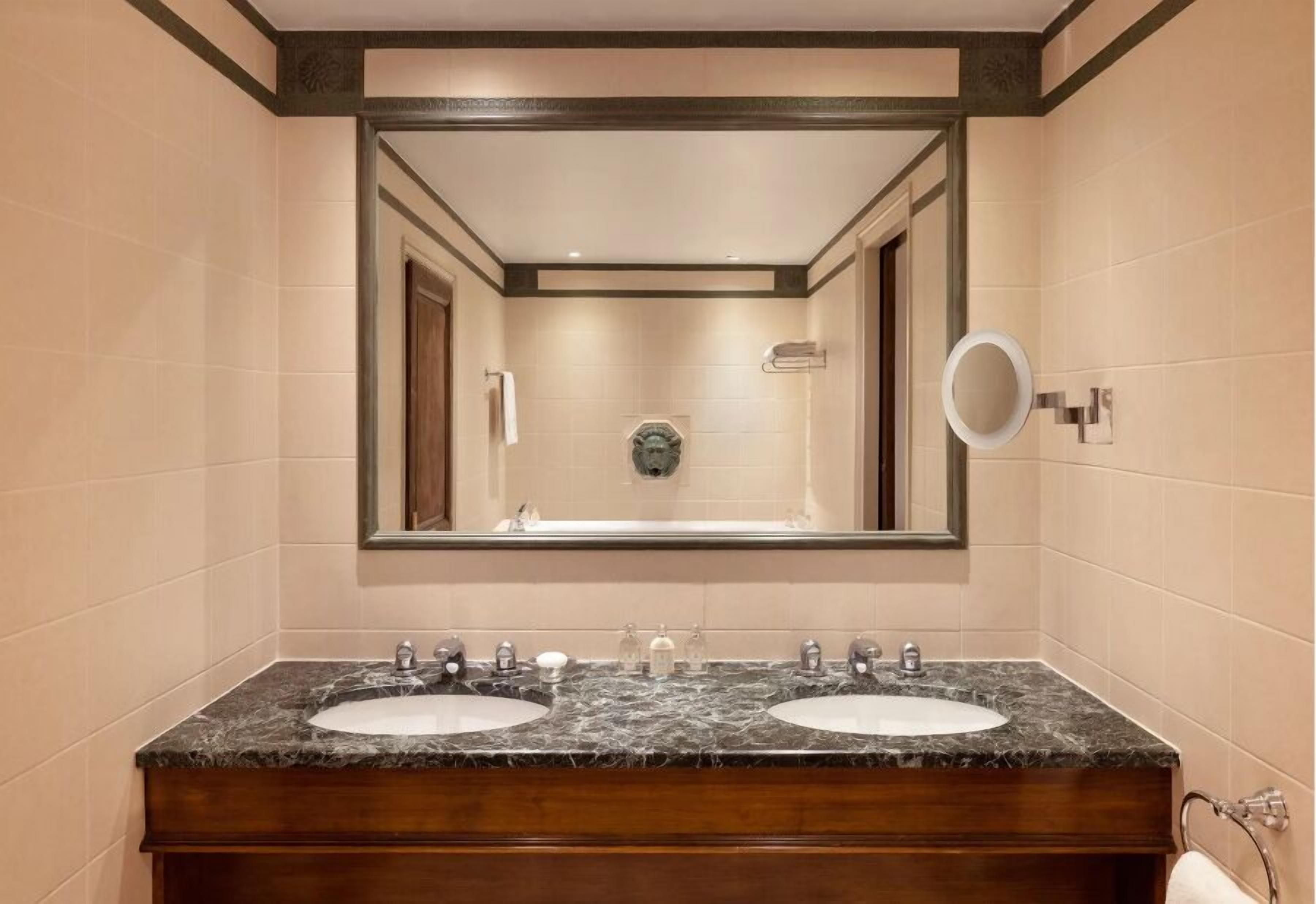 deluxe sea view suite | bathroom | shower, free toiletries, hair dryer, bathrobes