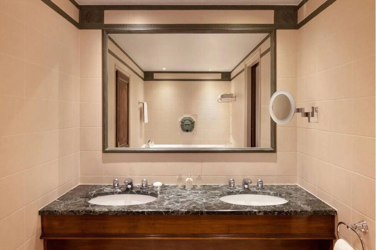 deluxe sea view suite | bathroom | shower, free toiletries, hair dryer, bathrobes