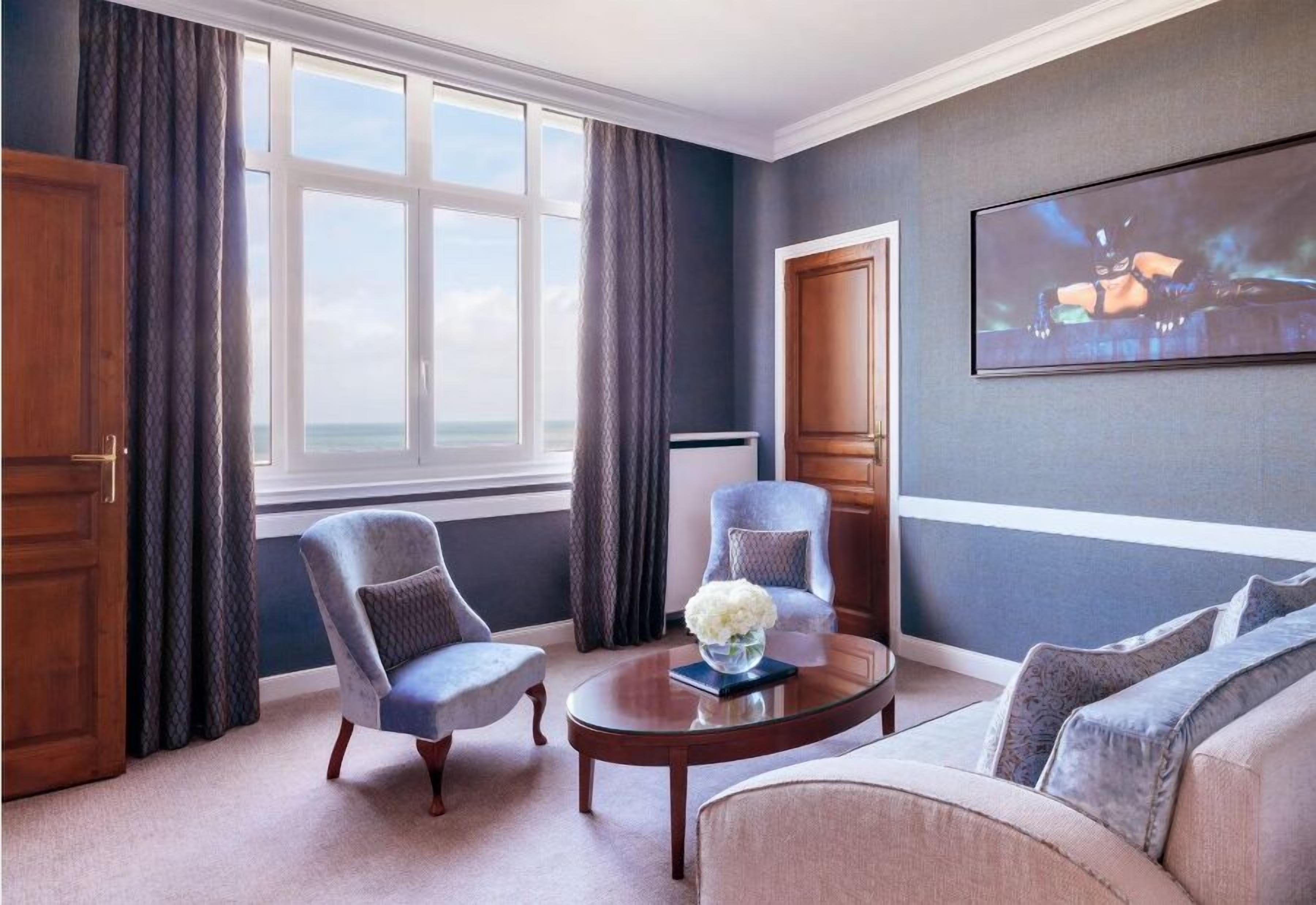 deluxe sea view suite | living area | lcd tv, pay films