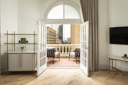 Suite de base (Landmark) | Literie hypoallergénique, lit avec matelas à plateau-coussin, minibar