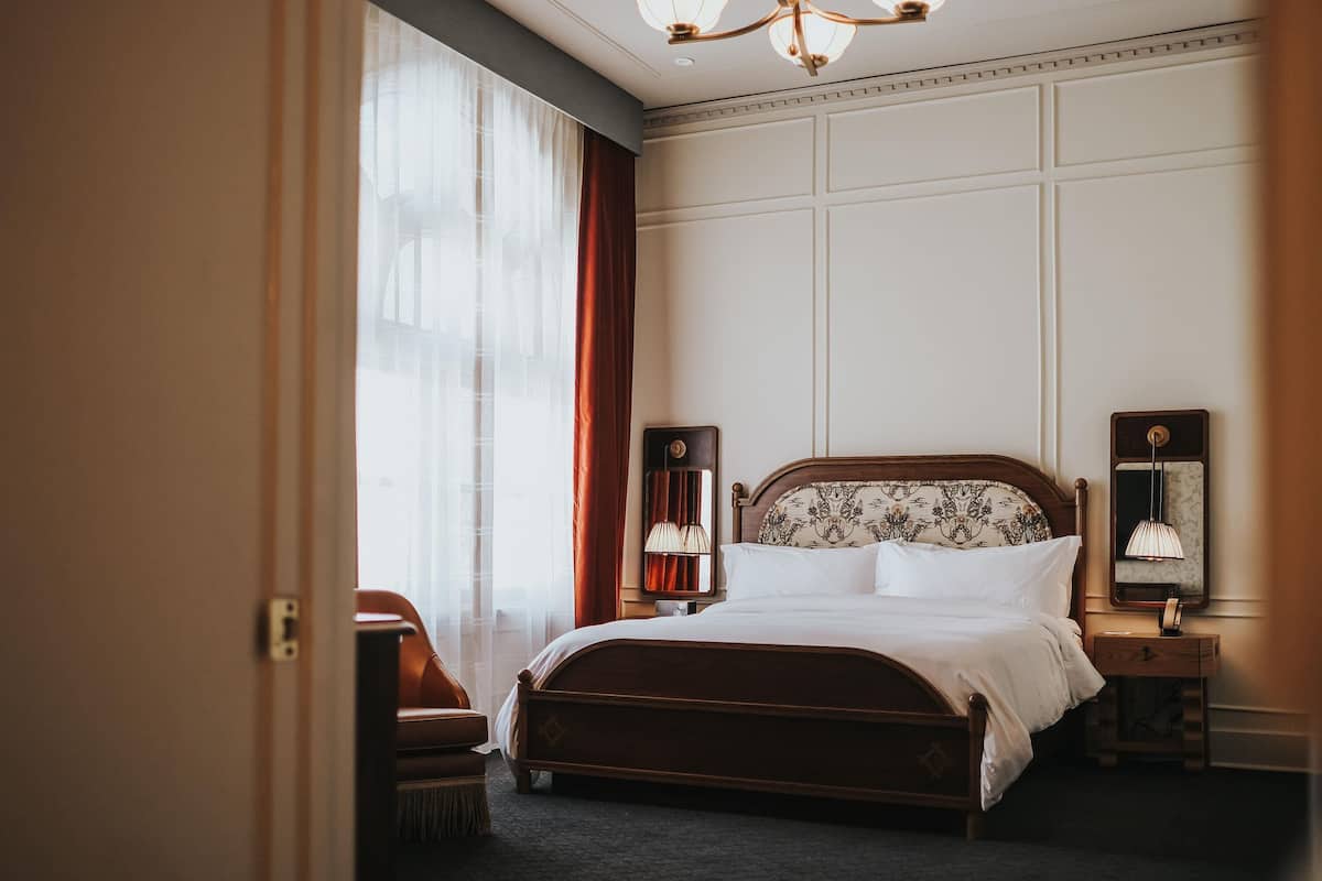 Ropa de cama hipoalergénica, camas con pillow-top y minibar
