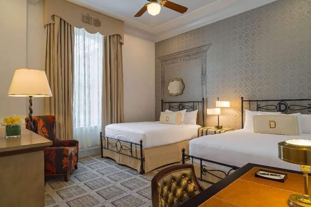 Ropa de cama hipoalergénica, camas con pillow-top y minibar