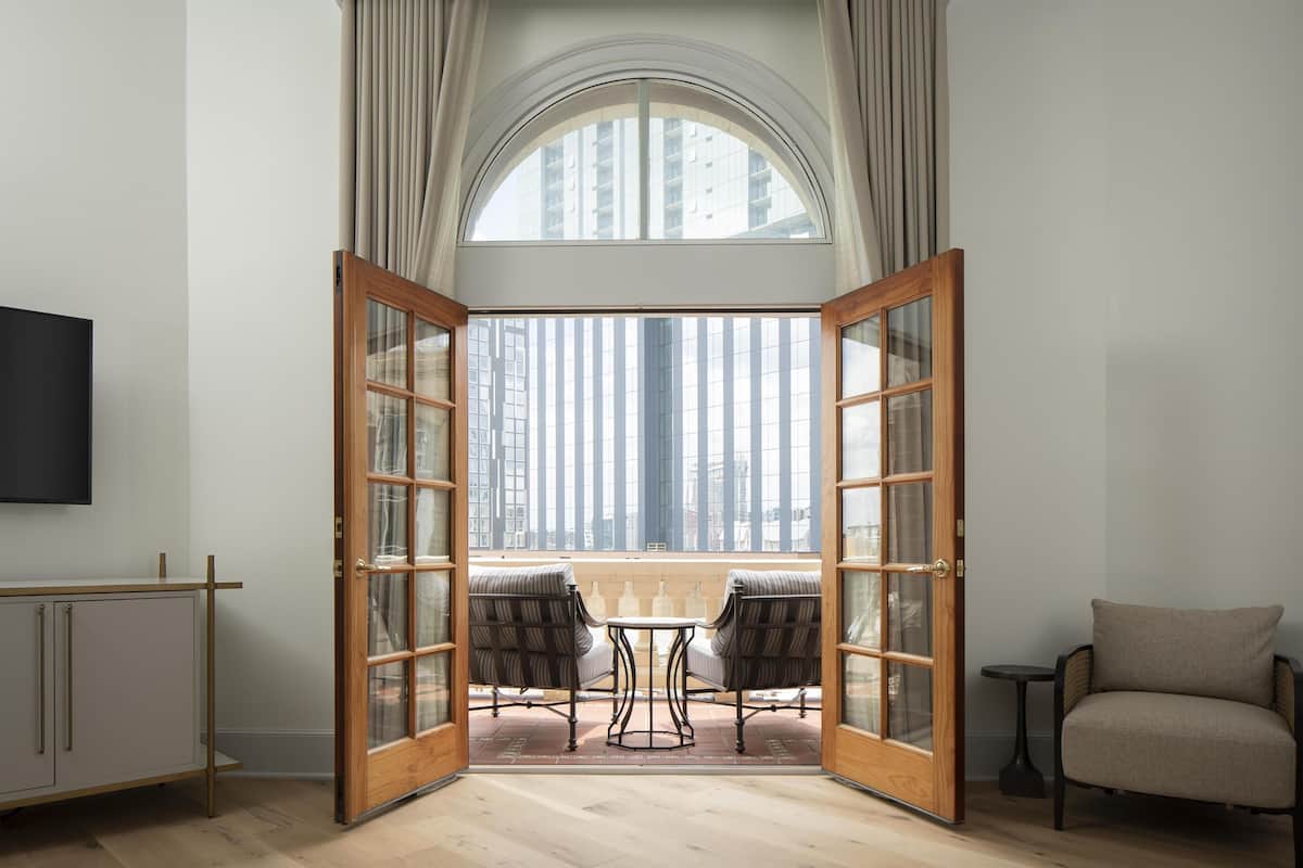 Suite, balcón (Renaissance) | Ropa de cama hipoalergénica, camas con pillow-top y minibar