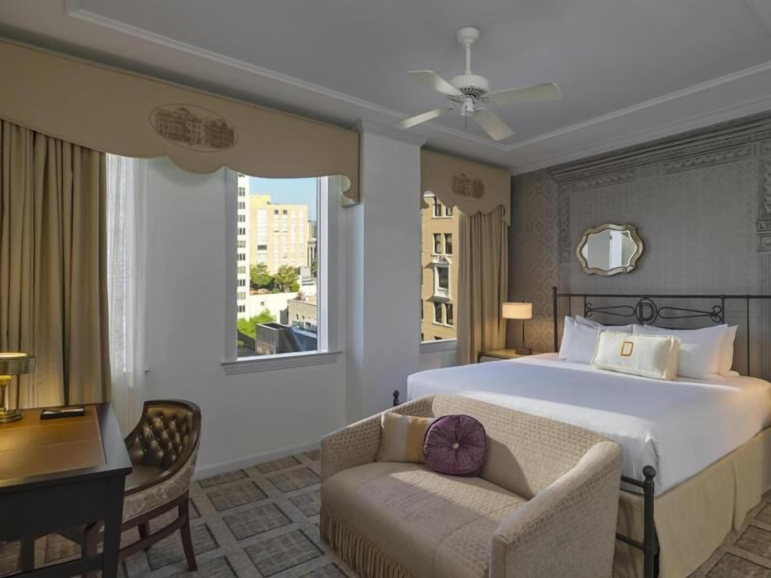 Literie hypoallergénique, lit avec matelas à plateau-coussin, minibar