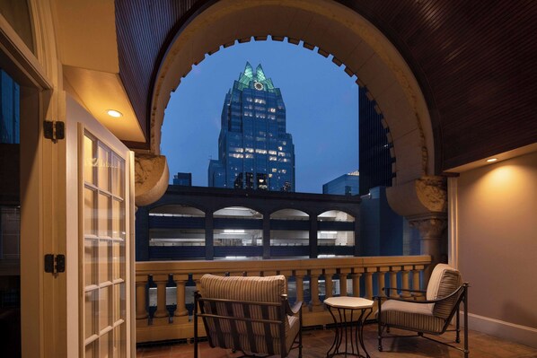 Room, 1 King Bed, Balcony | Hypo-allergenic bedding, pillowtop beds, minibar, in-room safe