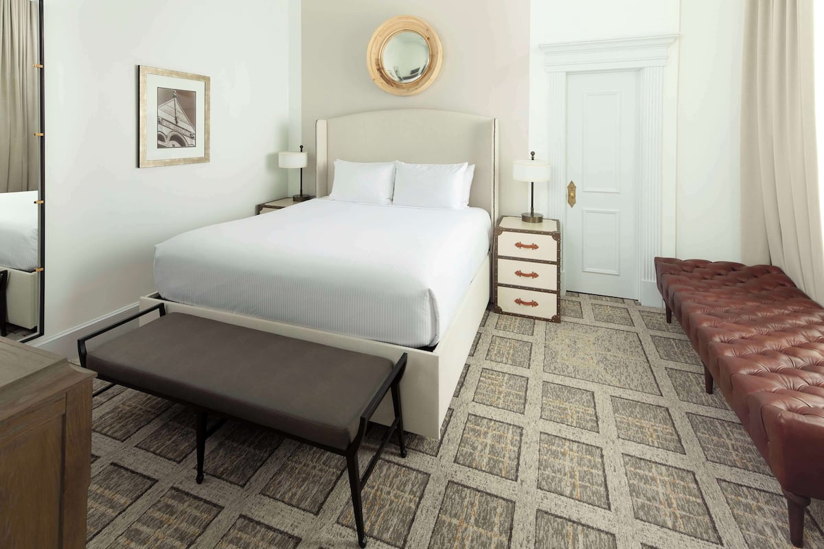 Suite, 1 King Bed, Balcony (Lone Star) | 1 bedroom, hypo-allergenic bedding, pillowtop beds, minibar