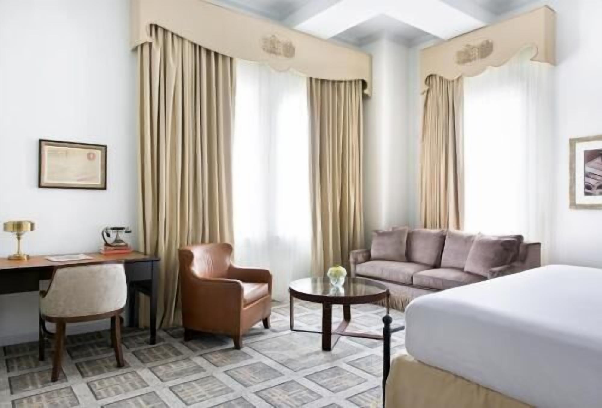 Literie hypoallergénique, lit avec matelas à plateau-coussin, minibar