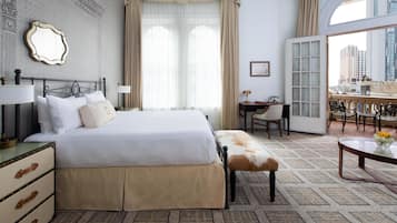 Quarto, 1 cama King, sacada | Roupas de cama antialérgicas, camas com colchões pillow-top, frigobar