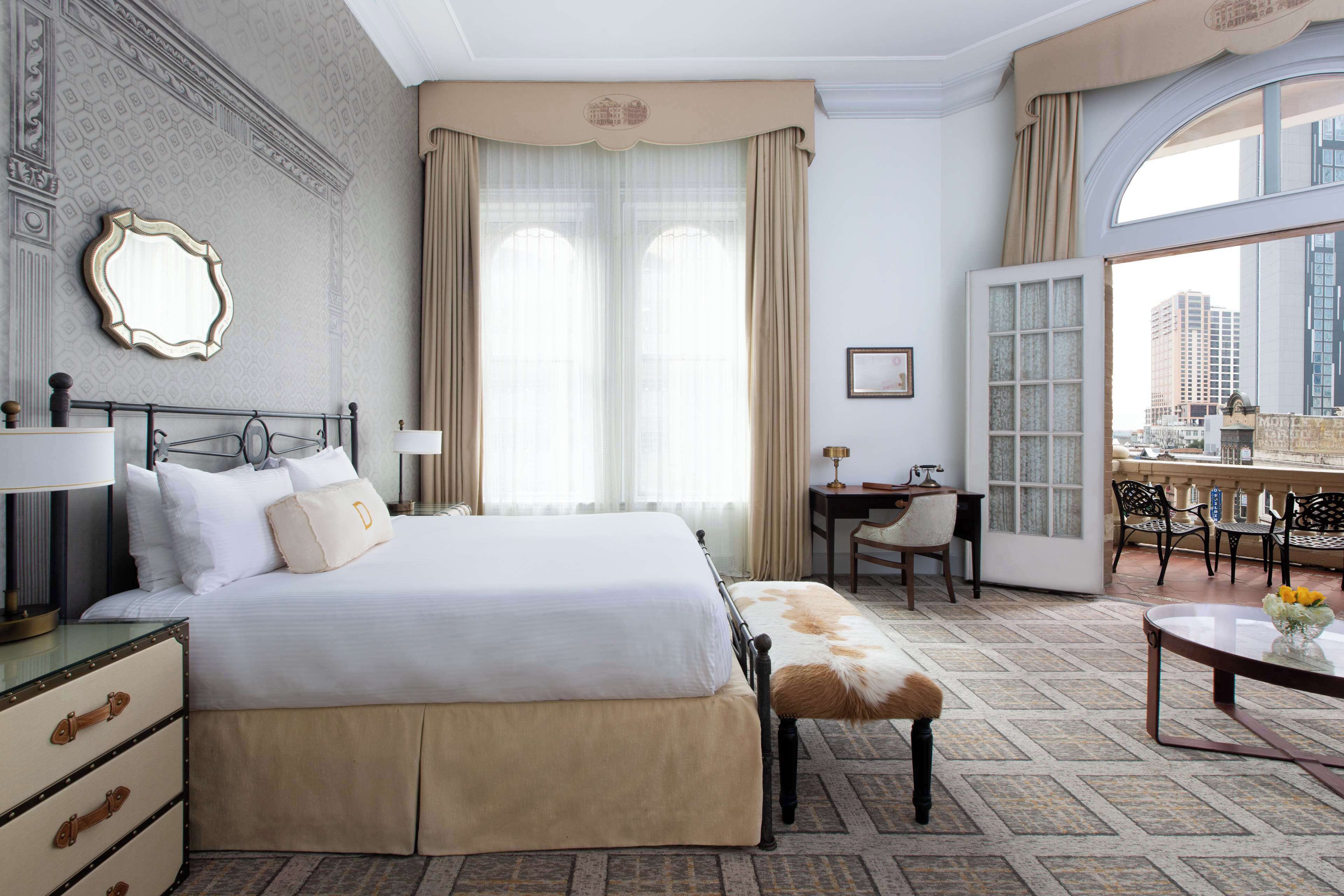 Kamar, 1 Tempat Tidur King, balkon | Seprai antialergi, bantalan ekstra lembut, minibar, dan brankas