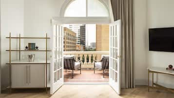 Basic Suite (Landmark) | Hypo-allergenic bedding, pillowtop beds, minibar, in-room safe