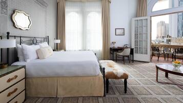 Quarto, 1 cama King, sacada | Roupas de cama antialérgicas, camas com colchões pillow-top, frigobar