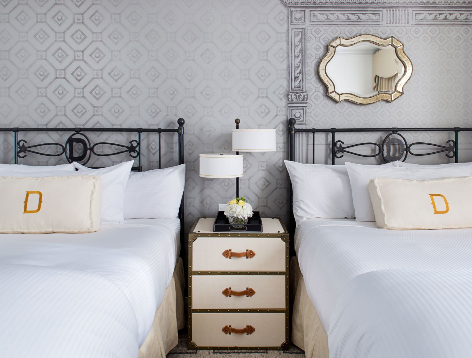 Literie hypoallergénique, lit avec matelas à plateau-coussin, minibar