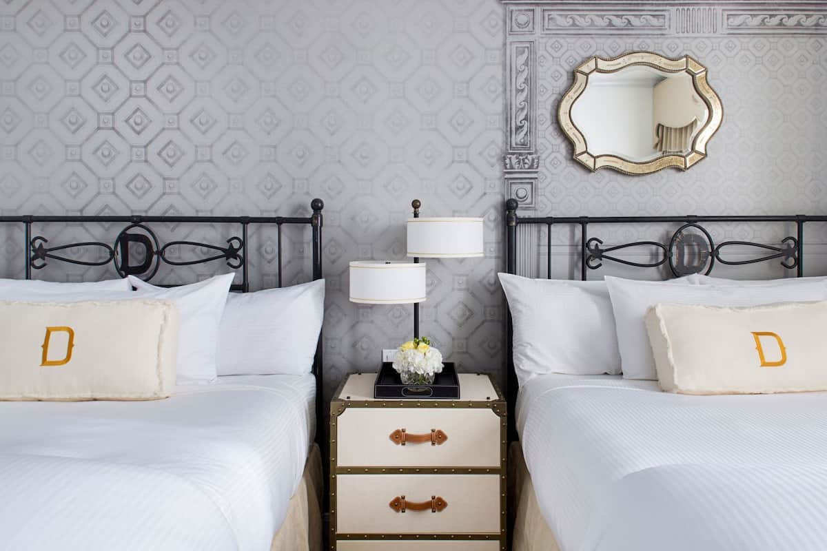 Ropa de cama hipoalergénica, camas con pillow-top y minibar