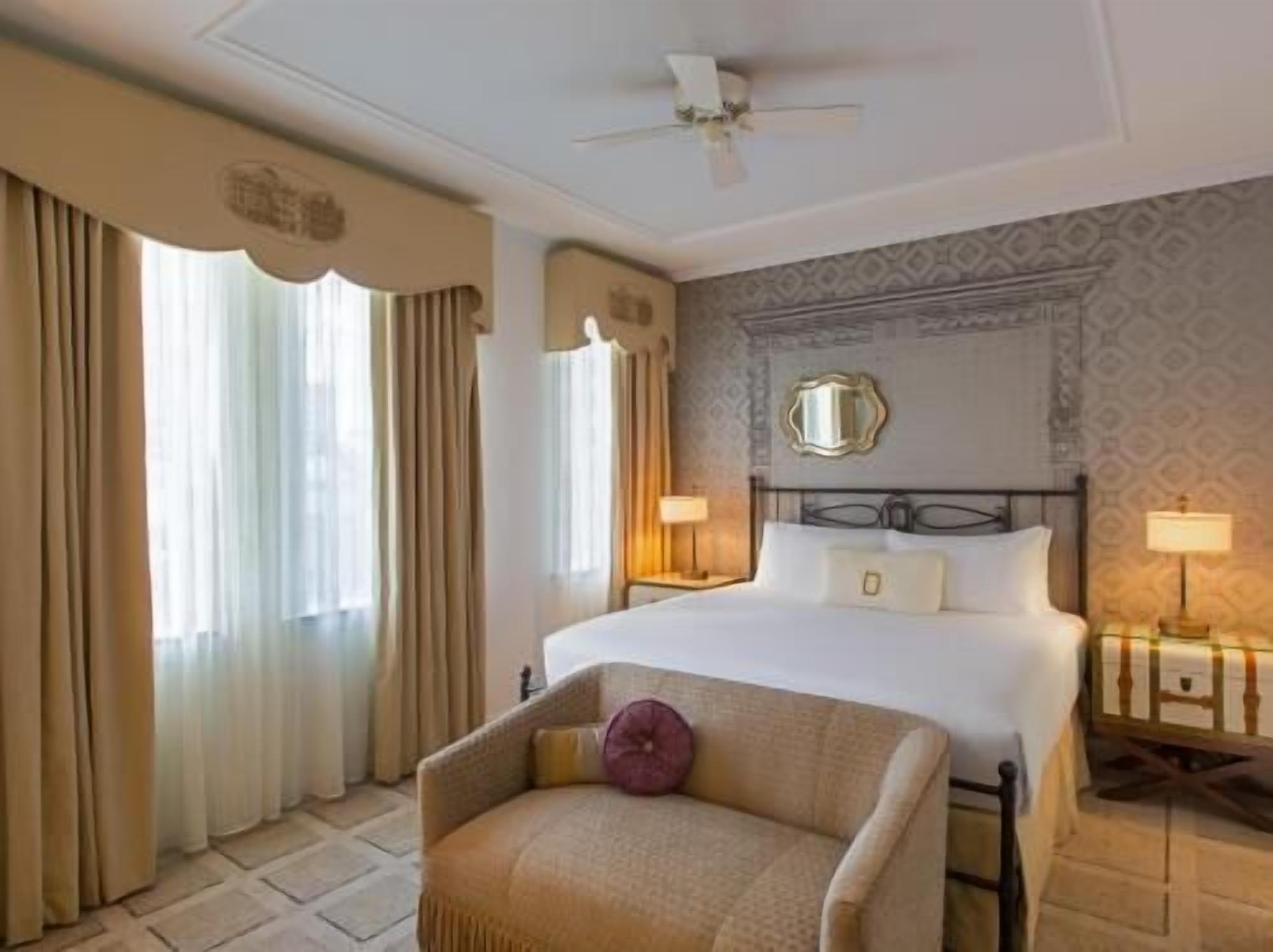 Literie hypoallergénique, lit avec matelas à plateau-coussin, minibar