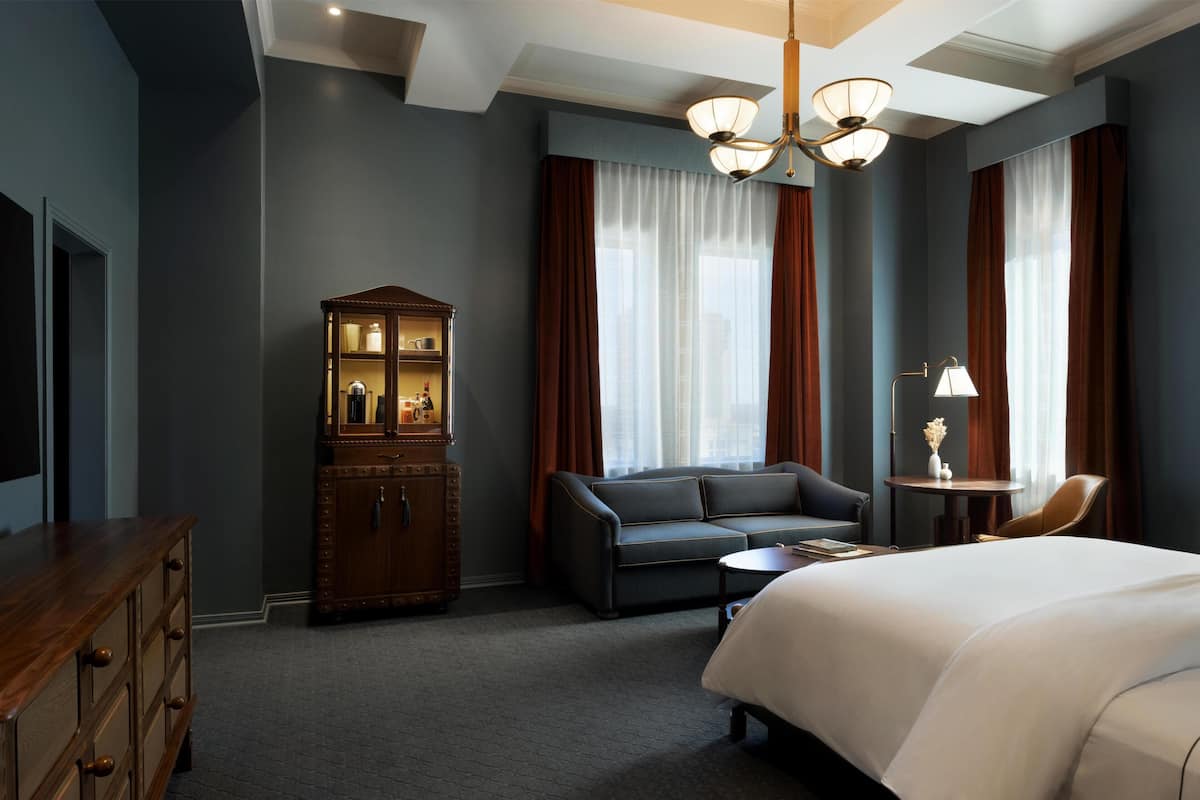 Deluxe Room, 1 King Bed, City View | Hypo-allergenic bedding available, pillowtop beds, minibar, in-room safe