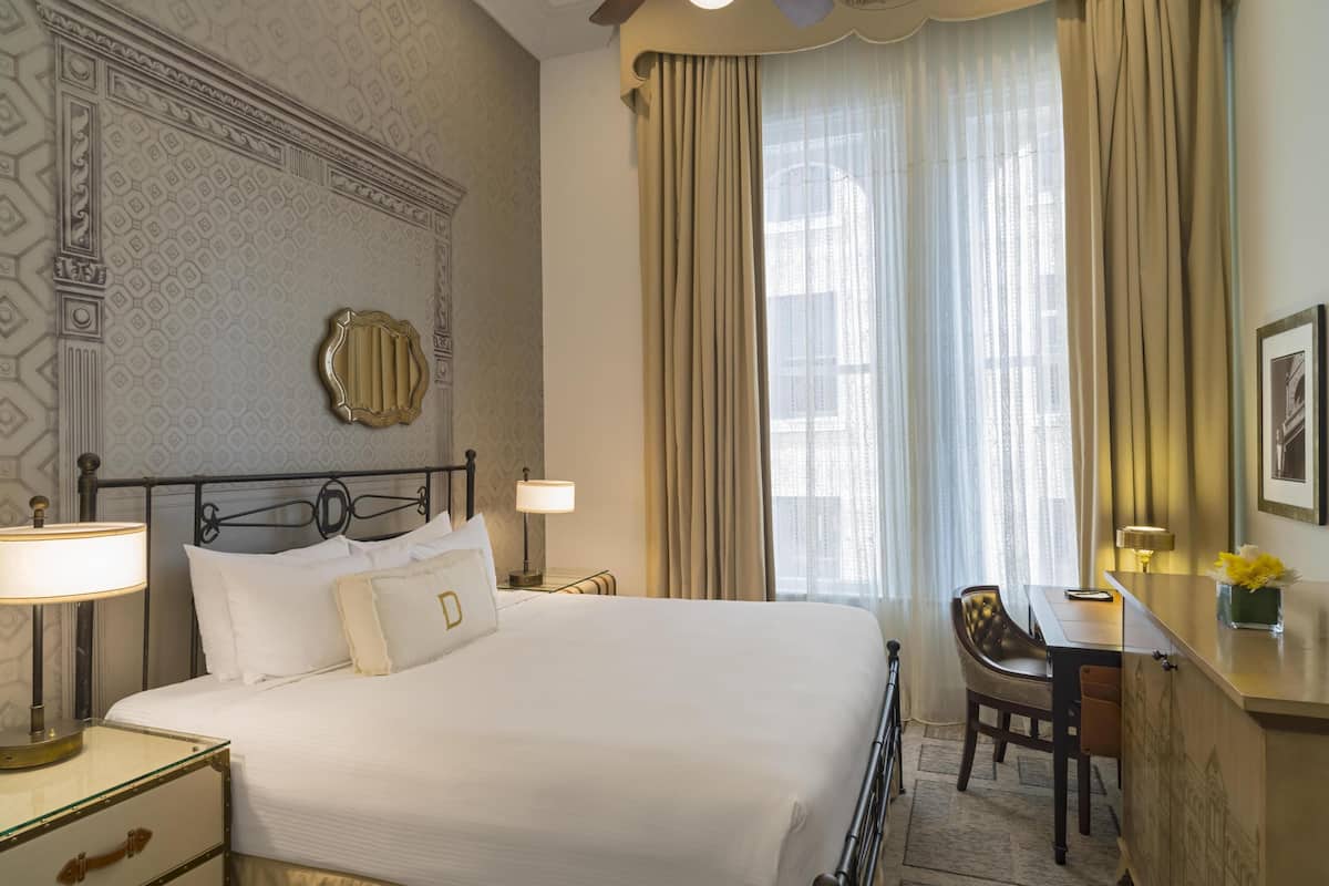 Room, 1 Queen Bed (PETITE) | Hypo-allergenic bedding, pillowtop beds, minibar, in-room safe