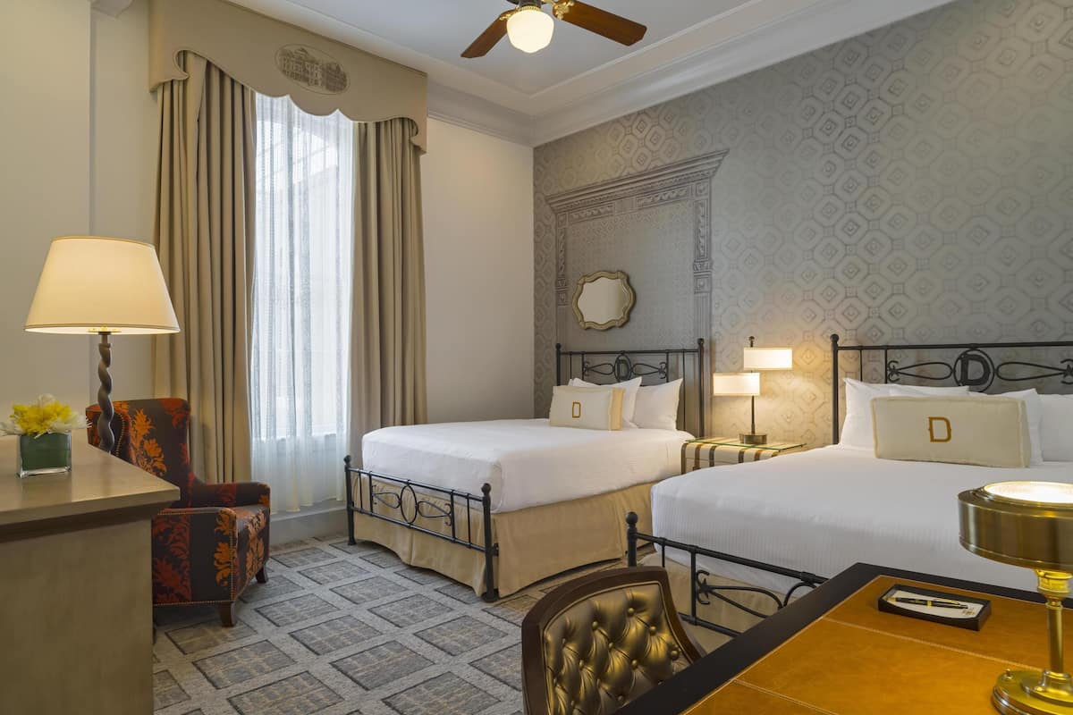 Ropa de cama hipoalergénica, camas con pillow-top y minibar