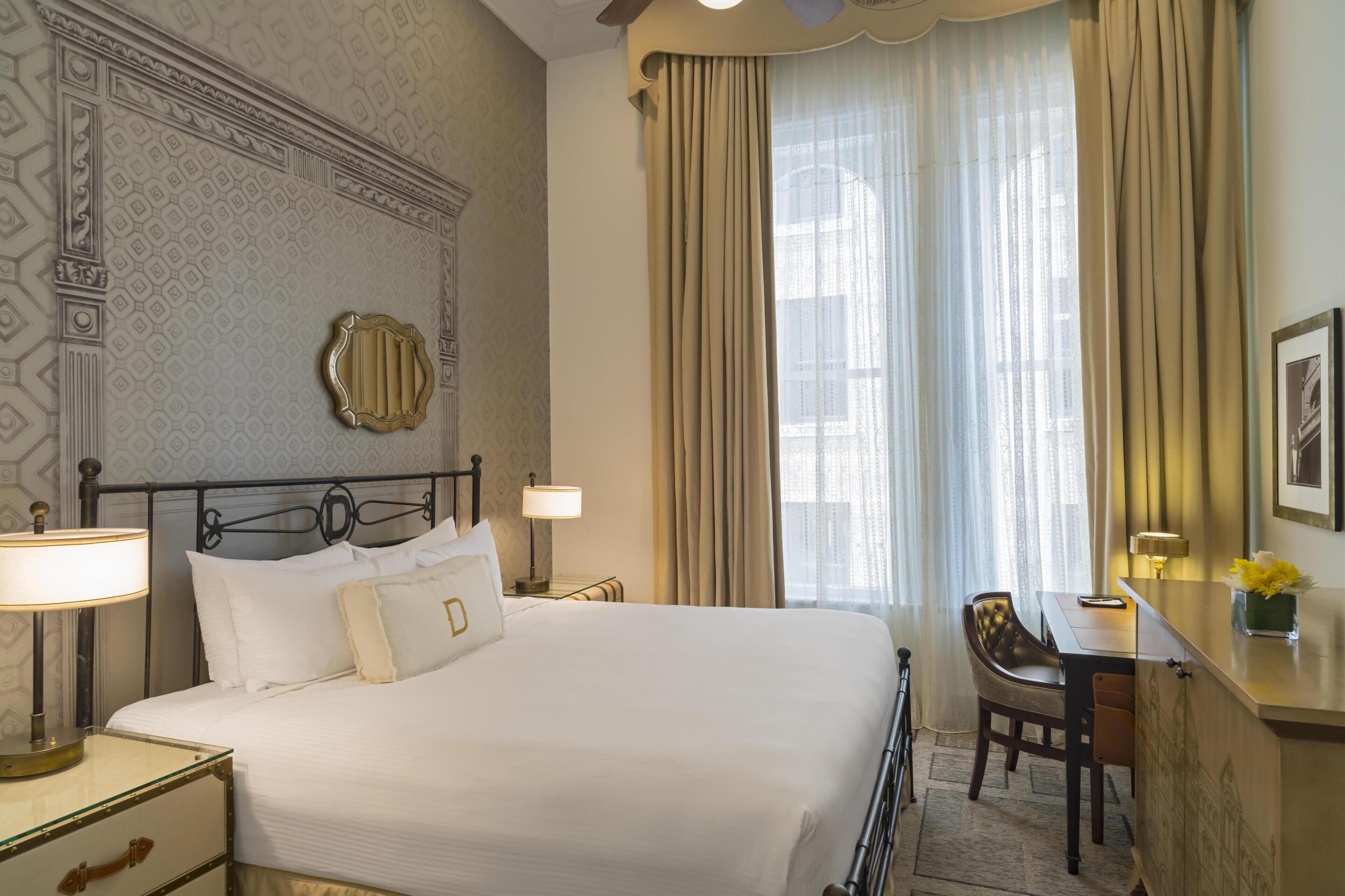 Camera, 1 letto queen (PETITE) | Biancheria da letto ipoallergenica, materassi a doppio strato, minibar