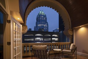 Room, 1 King Bed, Balcony | Hypo-allergenic bedding, pillowtop beds, minibar, in-room safe