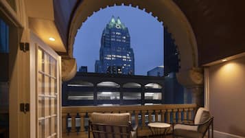 Room, 1 King Bed, Balcony | Hypo-allergenic bedding, pillowtop beds, minibar, in-room safe