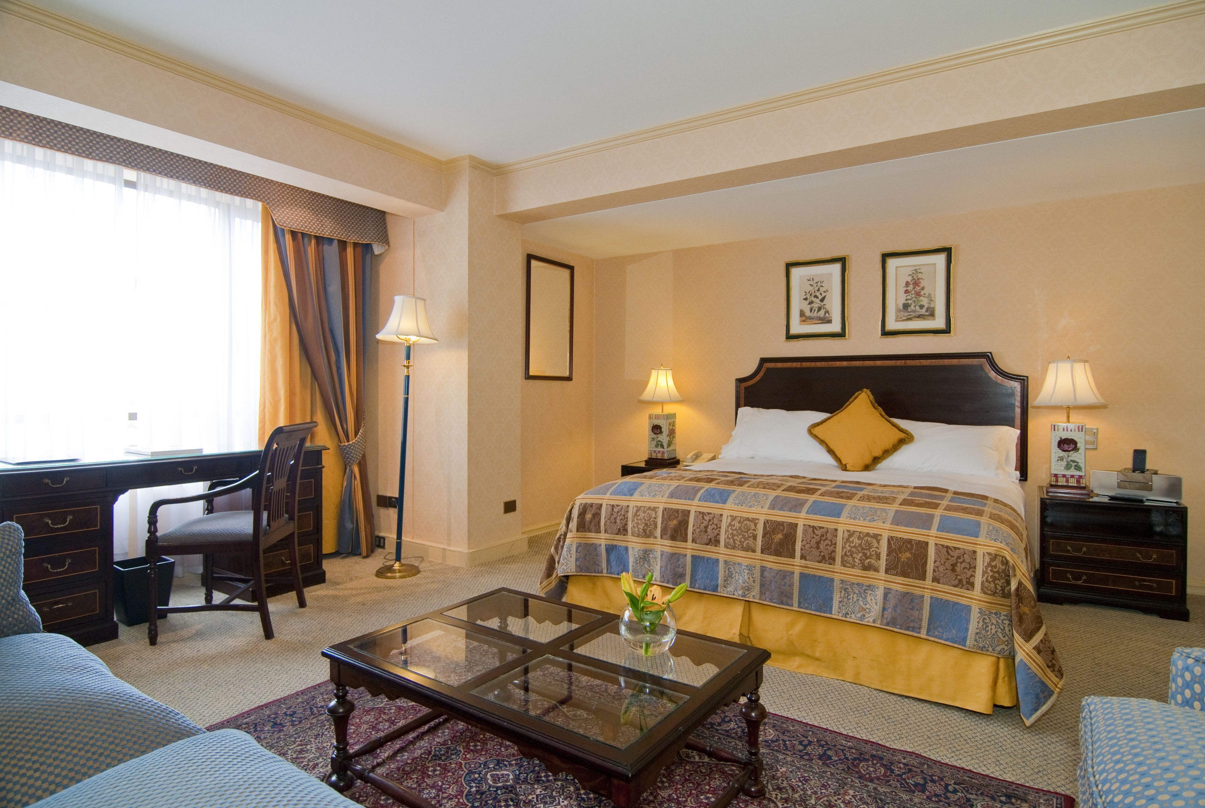 club suite, 1 king bed | 1 bedroom, in-room safe, desk, free cots/infant beds