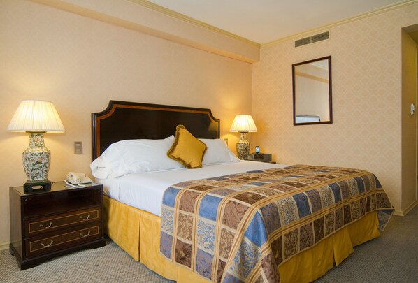 Standard Room, 1 King Bed | 1 bedroom, in-room safe, desk, free cribs/infant beds
