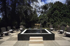 Couples treatment rooms, sauna, hot tub, steam room, body treatments