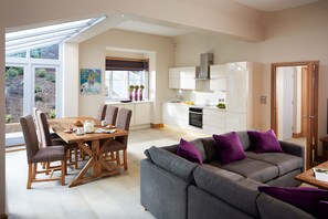 The Gatehouse | Living room | Flat-screen TV - Alexander House And Utopia Spa (East Grinstead)