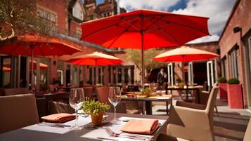 2 restauranter; serverer morgenmad, frokost og britiske retter