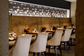 2 restaurants servant le petit déjeuner, le déjeuner et le dîner