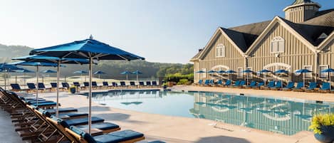 Piscine extérieure, parasols de plage, chaises longues