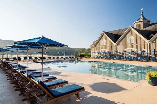 Piscine extérieure, parasols de plage, chaises longues