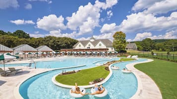 Alberca al aire libre, sombrillas en la alberca y camastros