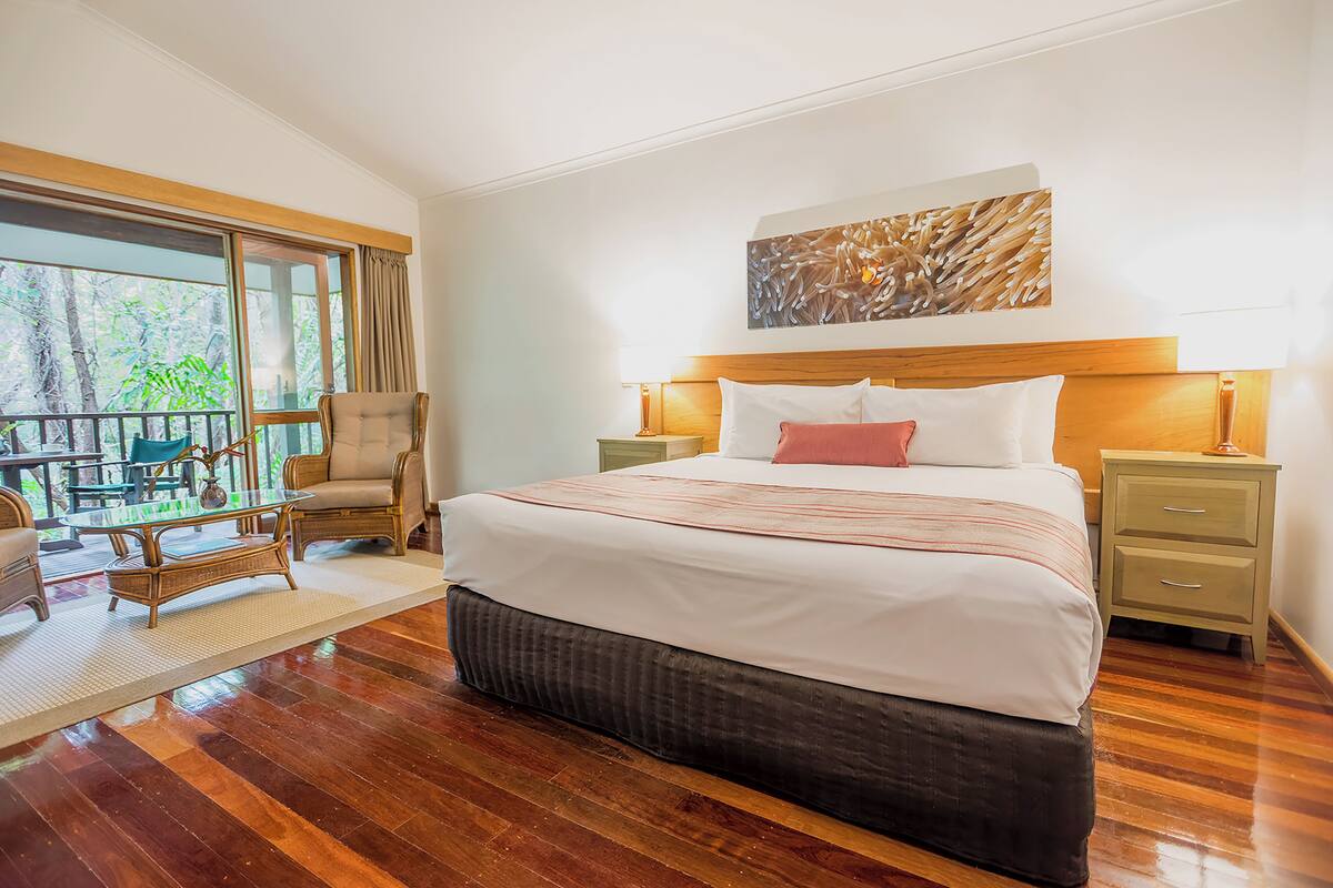 Jungle Walk Bungalow | Minibar, in-room safe, desk, blackout drapes