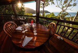 Breakfast, lunch, dinner served; ocean views - Thala Beach Nature Reserve (Oak Beach)