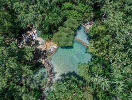 2 outdoor pools, pool loungers