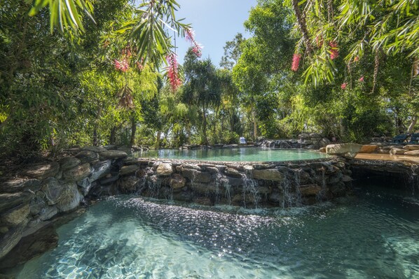 2 piscinas al aire libre, sillones reclinables de piscina