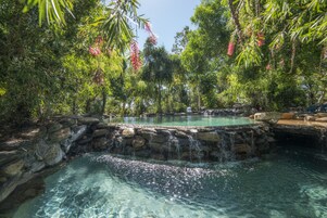 2 piscinas al aire libre, sillones reclinables de piscina