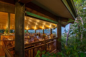 Se sirven desayunos, almuerzos y cenas; con vista al mar