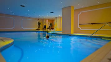Indendørs pool, sæsonbestemt udendørs pool, liggestole