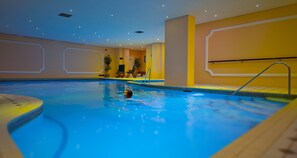 Piscina coberta, piscina a l'aire lliure de temporada i gandules 